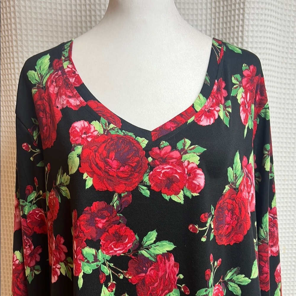 The Pioneer Woman Black and Red Floral V Neck 3/4 sleeve top